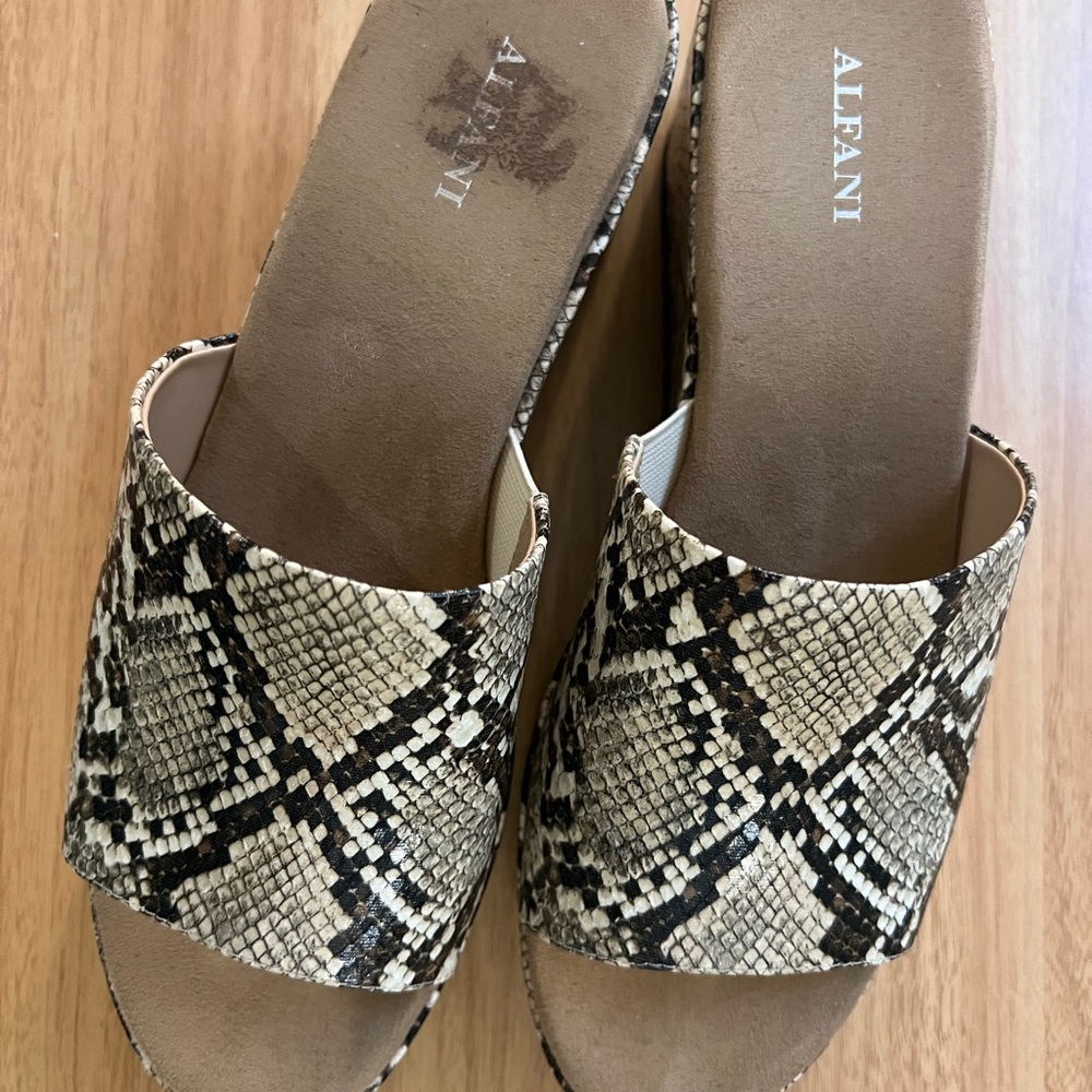 ALFANI Womens Beige Snakeskin Cushioned Platform Slip On Slide Sandals - 8.5 - Picture 2 of 10